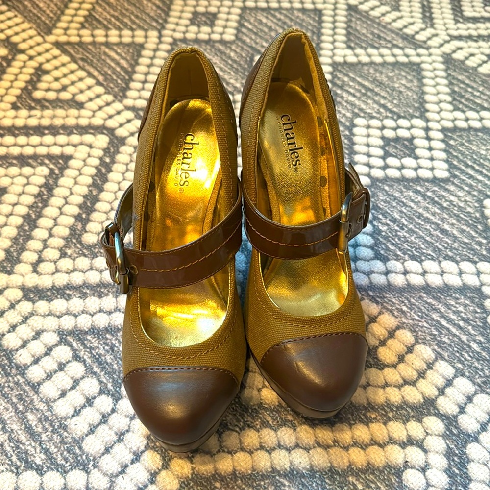 GUC 4 inch pumps by Charles David. Size 7B. Olive and brown.